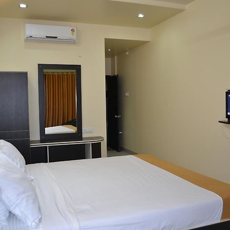 Hotel Embassy International Lātūr 外观 照片