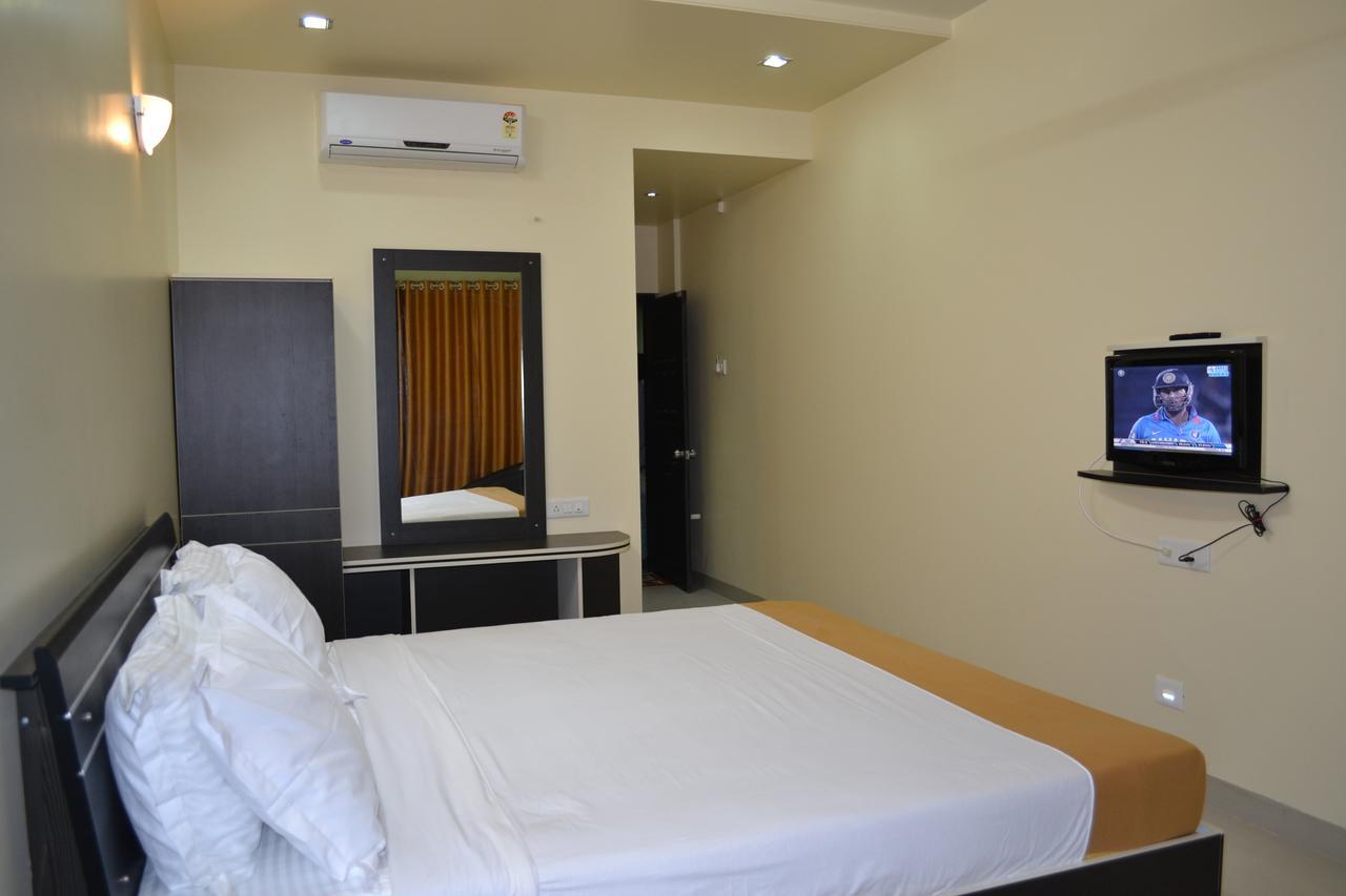 Hotel Embassy International Lātūr 外观 照片
